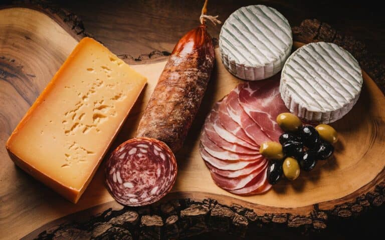 Ani folia aluminiowa, ani folia spożywcza: sztuczka, dzięki której ser i salami nie wyschną po otwarciu