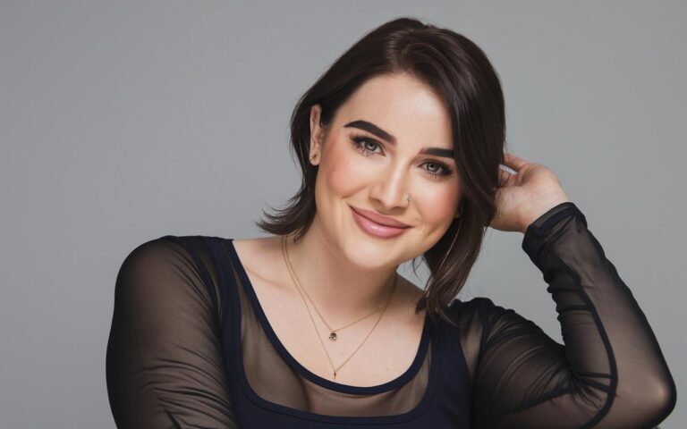 Ani kwadratowa, ani pixie: fryzura, która odmładza natychmiast po 40. roku życia