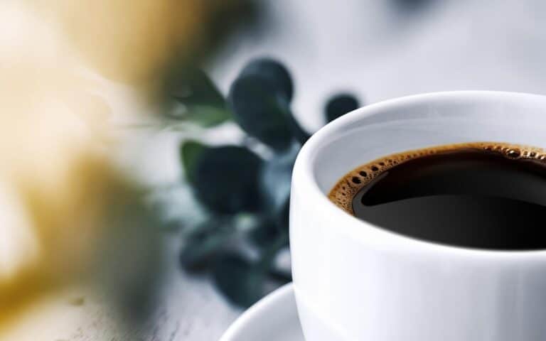 Czy sądzisz, że osładzasz swoją kawę? Ten gest, który często wykonujemy, całkowicie go denaturuje.