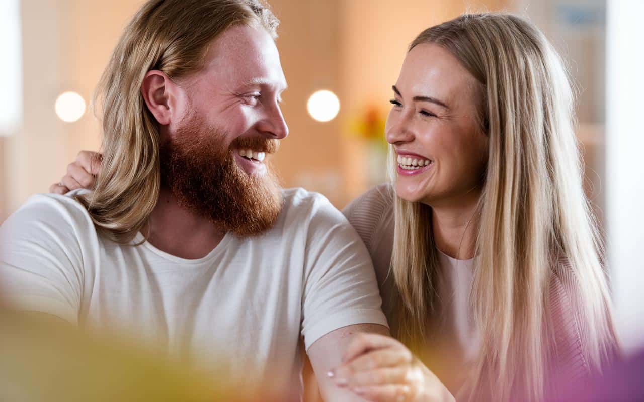 Ile godzin spędzać razem, aby być szczęśliwym parą? Badanie ujawnia magiczną liczbę