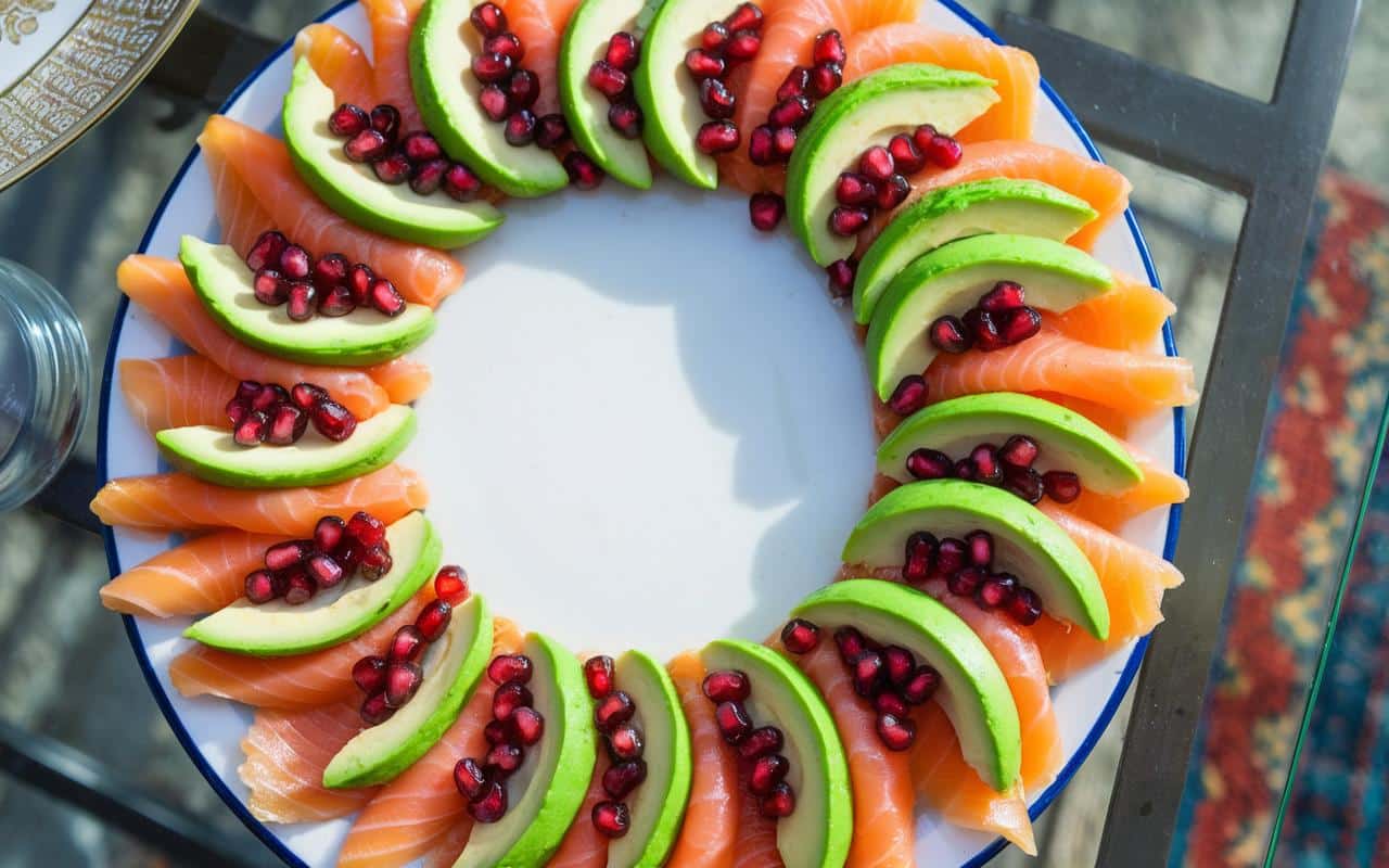 Jestem zła w gotowaniu, ale co roku 31 grudnia zachwycam rodzinę tym przystawkowym wianuszkiem z łososiem i awokado