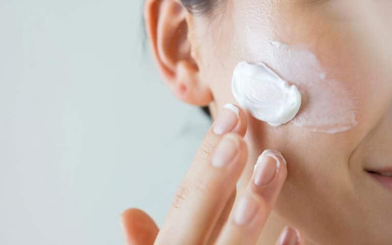 Najlepsza rutyna pielęgnacji skóry dojrzałej według dermatologów