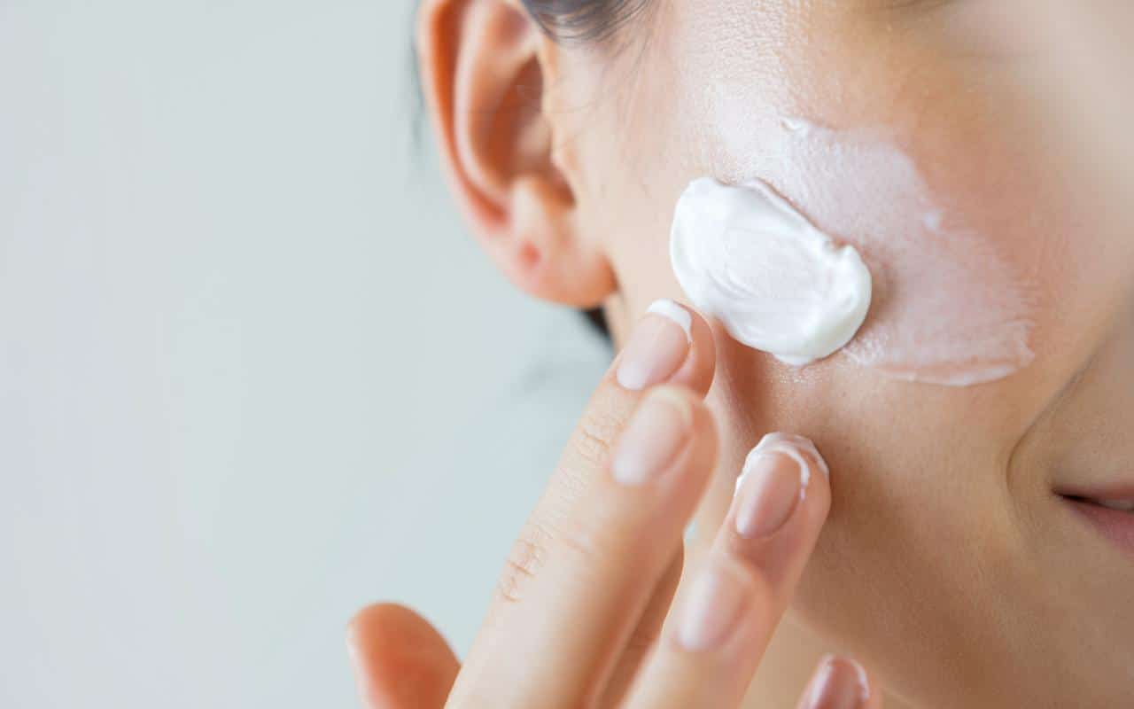 Najlepsza rutyna pielęgnacji skóry dojrzałej według dermatologów