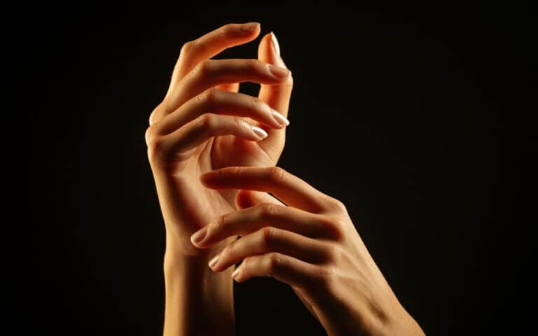 Niesamowita rzecz dzieje się w mózgu, gdy widzimy kogoś dotykanego: ScienceAlert