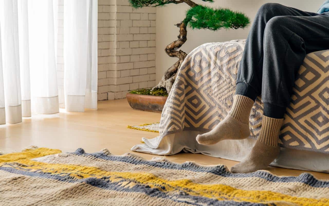 Ogrzewanie: ten prosty gest z dywanami zimą, aby ogrzać zimną podłogę, podnosi temperaturę o kilka stopni i obniża rachunki