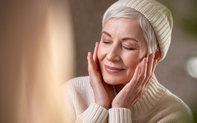 Ona naturalnie napina skórę twarzy: ta japońska technika, którą warto poznać