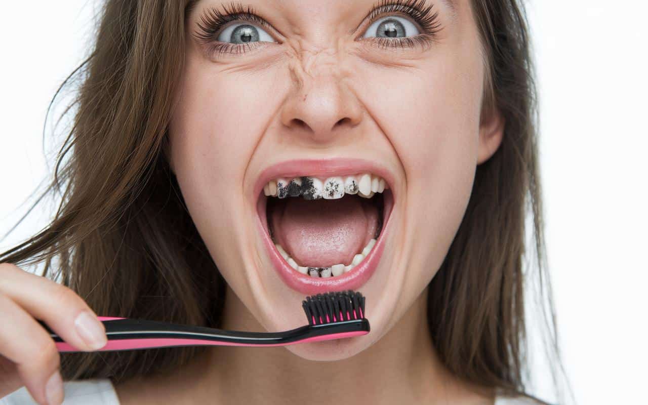 Pięć mało znanych sztuczek do dbania o dom za pomocą... pasty do zębów