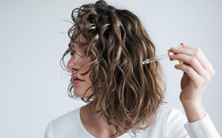 Pożegnanie z puszeniem się włosów: ten szampon Garnier opiera się na japońskim sekrecie piękna, aby utrzymać włosy gładkie nawet podczas deszczu