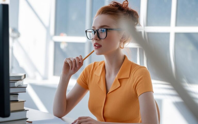 Rozmawianie z samym sobą, gdy jest się samemu: psychologia wskazuje, że często ujawnia to silne cechy i wyjątkowe zdolności