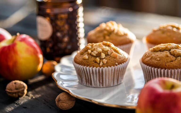 Te babeczki z jabłkami kryją prosty trik: znikają zaraz po wyjęciu z piekarnika