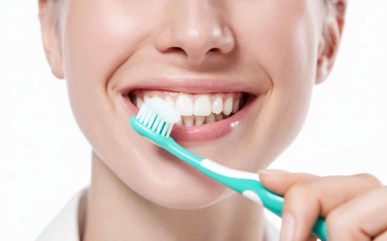 Ten błąd, który wszyscy popełniamy podczas mycia zębów, zwiększa ryzyko próchnicy