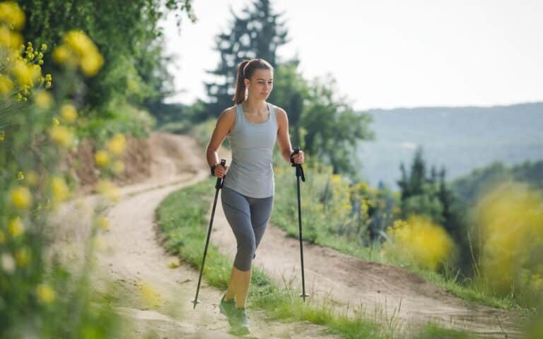 Ten sekret spacerujących odmienia twoją sylwetkę jesienią bez diety