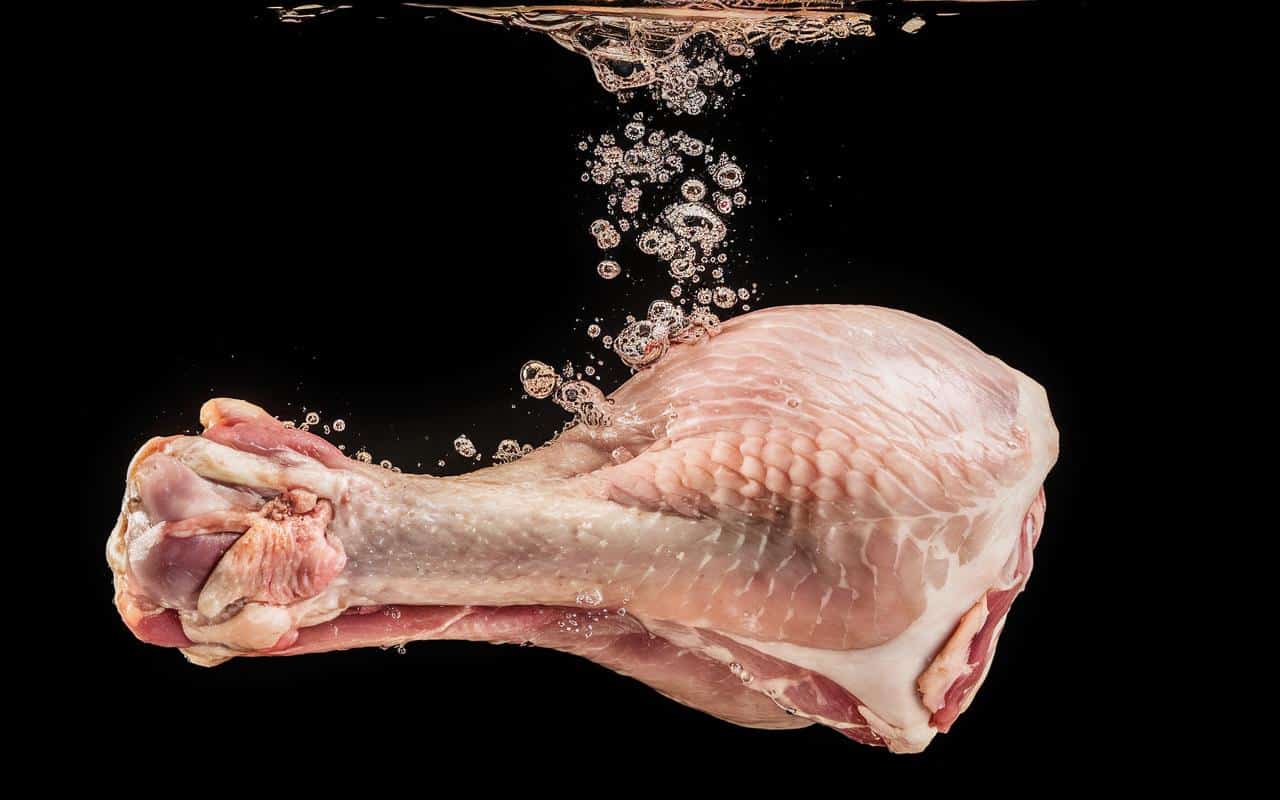 Wielu z nas myje surowego kurczaka. Oto dlaczego jest to niebezpieczne. : ScienceAlert