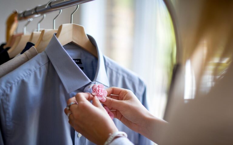 Żegnaj plamy od makijażu na ubraniach: jak unikać ich na zawsze