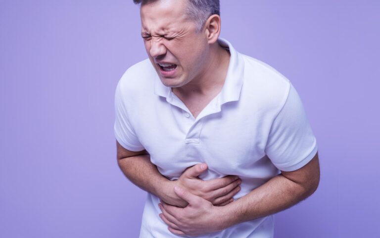 Zły nawyk, który zwiększa zgagę po 40. roku życia