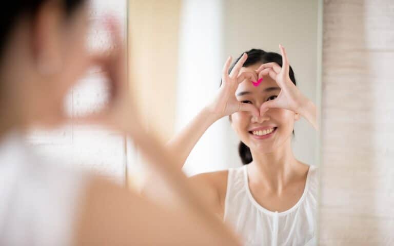 Oto oznaki, że ktoś Ci potajemnie zazdrości (i jak to rozpoznać, nie dając się oszukać)